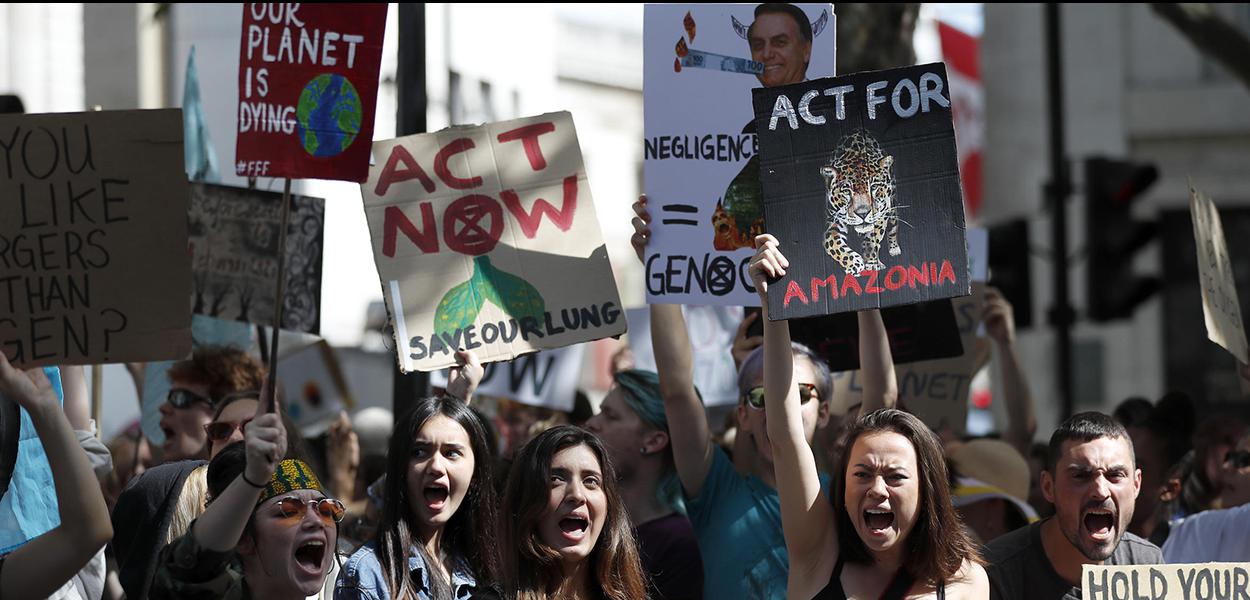 Extinction Rebellion activists protest outside the Brazilian Embassy in London on Friday, calling on President Jair Bolsonaro to act to protect the Amazon rainforest. The European Union is throwing its weight behind French President Emmanuel Macron's call to put the Amazon fires on the agenda of this weekend's G-7 summit of world leaders in France. (Foto: Frank Augstein) Extinction Rebellion activists protest outside the Brazilian Embassy in London on Friday, calling on President Jair Bolsonaro to act to protect the Amazon rainforest. The European Union is throwing its weight behind French President Emmanuel Macron's call to put the Amazon fires on the agenda of this weekend's G-7 summit of world leaders in France.