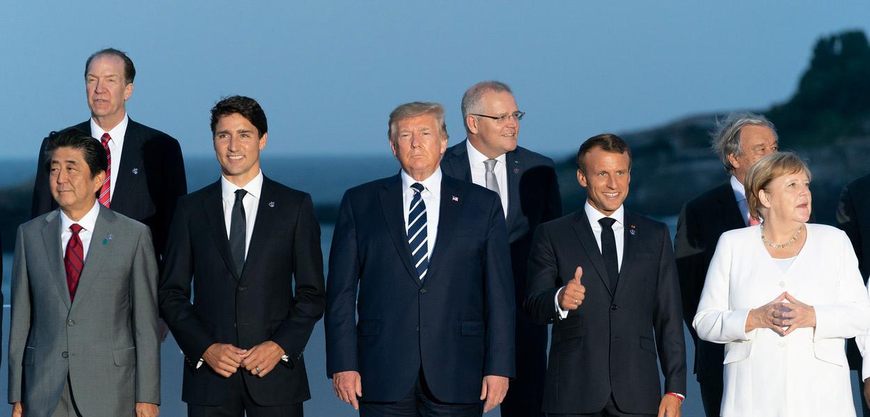 Paris Fr. 25 08 2018 O Presidente Donald J. Trump junta-se aos membros do G7 Leadership e do G7 Extended para a âfoto de famÃliaâ no G7 Extended Partners Program, na noite de domingo, 25 de agosto de 2019, no Hotel du Palais Biarritz, local da Cúpula do G7. Biarritz, França. (Foto oficial da Casa Branca por Andrea Hanks) Paris Fr. 25 08 2018 O Presidente Donald J. Trump junta-se aos membros do G7 Leadership e do G7 Extended para a âfoto de famÃliaâ no G7 Extended Partners Program, na noite de domingo, 25 de agosto de 2019, no Hotel du Palais Biarritz, local da Cúpula do G7. Biarritz, França. (Foto oficial da Casa Branca por Andrea Hanks)
