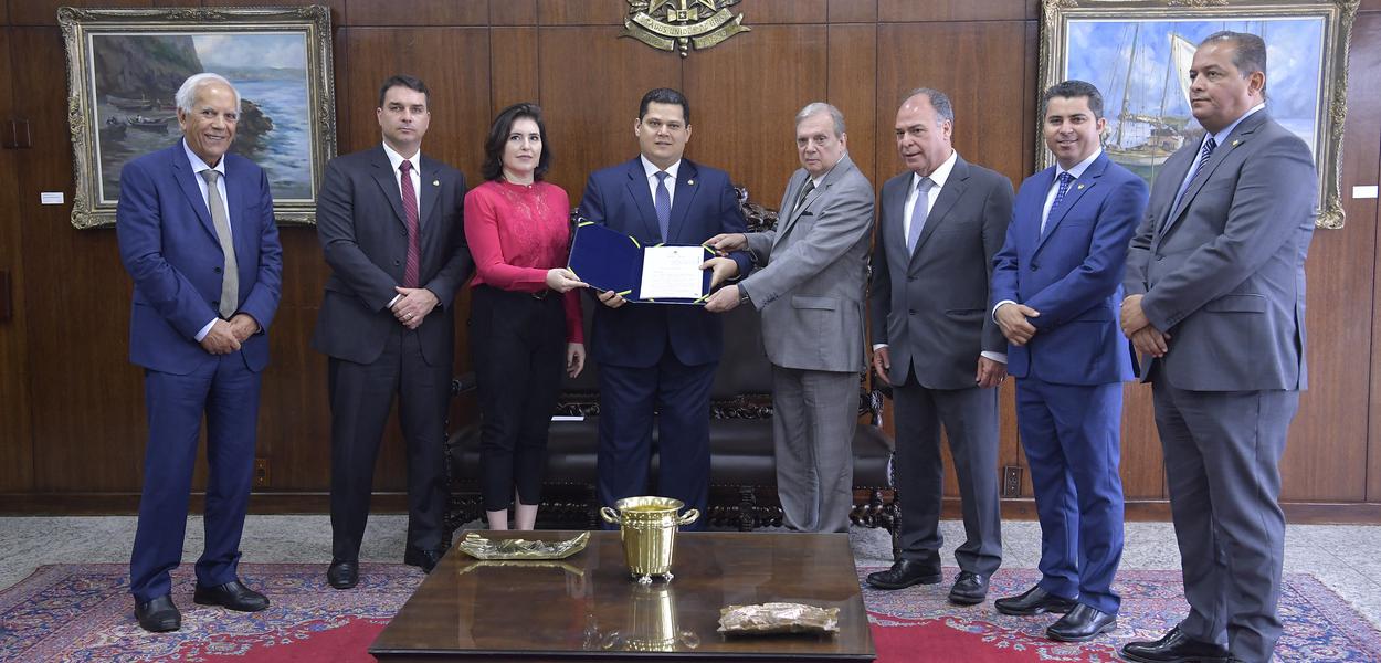 Presidente do Senado Federal, senador Davi Alcolumbre (DEM-AP), recebe, das mãos do senador Tasso Jereissati (PSDB-CE), o relatório da reforma da Previdência. \r\r(E/D): \rsenador Oriovisto Guimarães (Podemos-PR); \rsenador Flávio Bolsonaro (PSL-RJ); \rsenadora Simone Tebet (MDB-MS); \rpresidente do Senado Federal, senador Davi Alcolumbre (DEM-AP); \rrelator da PEC 6/2019, senador Tasso Jereissati (PSDB-CE); \rsenador Fernando Bezerra Coelho (MDB-PE); \rsenador Marcos Rogério (DEM-RO); \rsenador Eduardo Gomes (MDB-TO).\r\rFoto: Marcos Brandão/Senado Federal (Foto: Marcos Brandão) Presidente do Senado Federal, senador Davi Alcolumbre (DEM-AP), recebe, das mãos do senador Tasso Jereissati (PSDB-CE), o relatório da reforma da Previdência. \r\r(E/D): \rsenador Oriovisto Guimarães (Podemos-PR); \rsenador Flávio Bolsonaro (PSL-RJ); \rsenadora Simone Tebet (MDB-MS); \rpresidente do Senado Federal, senador Davi Alcolumbre (DEM-AP); \rrelator da PEC 6/2019, senador Tasso Jereissati (PSDB-CE); \rsenador Fernando Bezerra Coelho (MDB-PE); \rsenador Marcos Rogério (DEM-RO); \rsenador Eduardo Gomes (MDB-TO).\r\rFoto: Marcos Brandão/Senado Federal