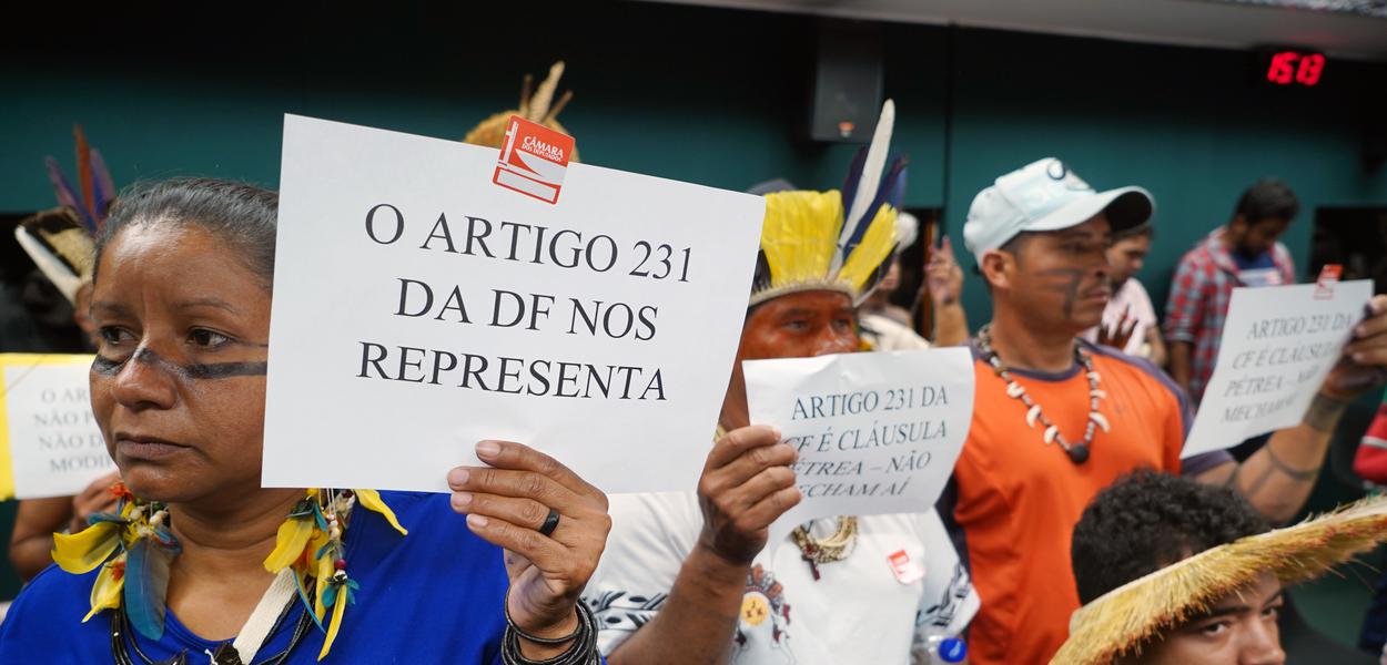 Indígenas protestam na Reunião Ordinária da Comissão de Constituição e Justiça e de Cidadania (CCJC), na Câmara, em Brasília. (Foto: pablo valadares) Indígenas protestam na Reunião Ordinária da Comissão de Constituição e Justiça e de Cidadania (CCJC), na Câmara, em Brasília.