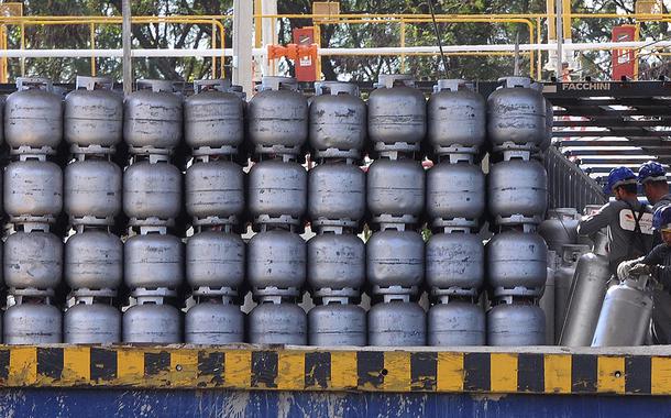 BrasÃlia, DF, Brasil 1/6/2018 o Distrito Federal começou a receber uma grande quantidade de gás de cozinha. Mais de 300 toneladas de gás liquefeito de petróleo (GLP), que envasilhadas renderiam 23 mil botijões, foram entregues à s distribuidoras hoje.8 Foto: Renato Araújo/Agência BrasÃlia. (Foto: ABR) BrasÃlia, DF, Brasil 1/6/2018 o Distrito Federal começou a receber uma grande quantidade de gás de cozinha. Mais de 300 toneladas de gás liquefeito de petróleo (GLP), que envasilhadas renderiam 23 mil botijões, foram entregues à s distribuidoras hoje.8 Foto: Renato Araújo/Agência BrasÃlia.