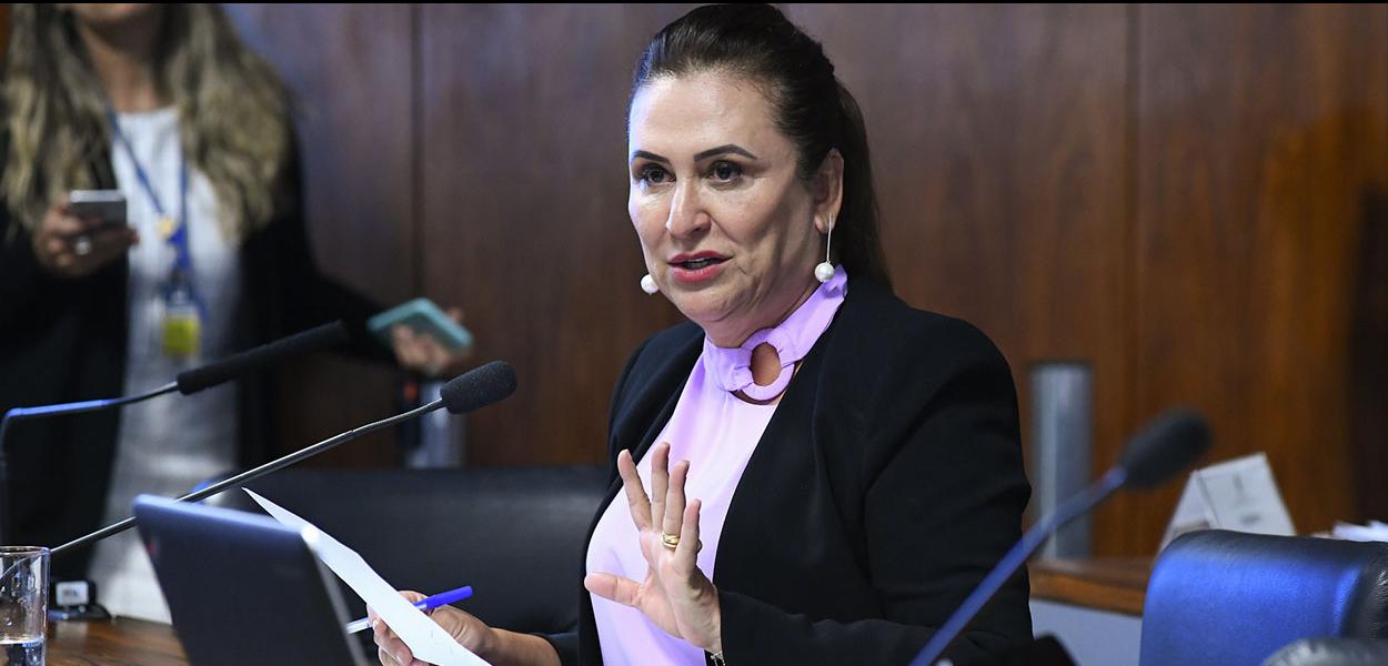Comissão de Serviços de Infraestrutura (CI) realiza audiência pública interativa para discutir a privatização das refinarias e das fábricas de fertilizantes contidas no plano de desinvestimento da Petrobrás, a venda para a iniciativa privada da malha dutoviária conhecida como NTS no Sul/Sudeste e TAG no Norte/Nordeste, bem como os investimentos da Petrobras nas regiões brasileiras. \r\rà bancada, em pronunciamento, senadora Kátia Abreu (PDT-TO).\r\rFoto: Jane de Araújo/Agência Senado (Foto: Jane de Araújo) Comissão de Serviços de Infraestrutura (CI) realiza audiência pública interativa para discutir a privatização das refinarias e das fábricas de fertilizantes contidas no plano de desinvestimento da Petrobrás, a venda para a iniciativa privada da malha dutoviária conhecida como NTS no Sul/Sudeste e TAG no Norte/Nordeste, bem como os investimentos da Petrobras nas regiões brasileiras. \r\rà bancada, em pronunciamento, senadora Kátia Abreu (PDT-TO).\r\rFoto: Jane de Araújo/Agência Senado