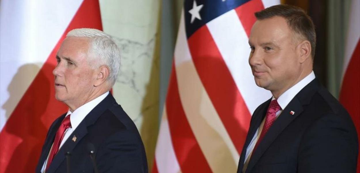 Mike Pence, vice-presidente dos EUA, e A.Duda, presidente da Polônia (Foto: HispanTV) Mike Pence, vice-presidente dos EUA, e A.Duda, presidente da Polônia