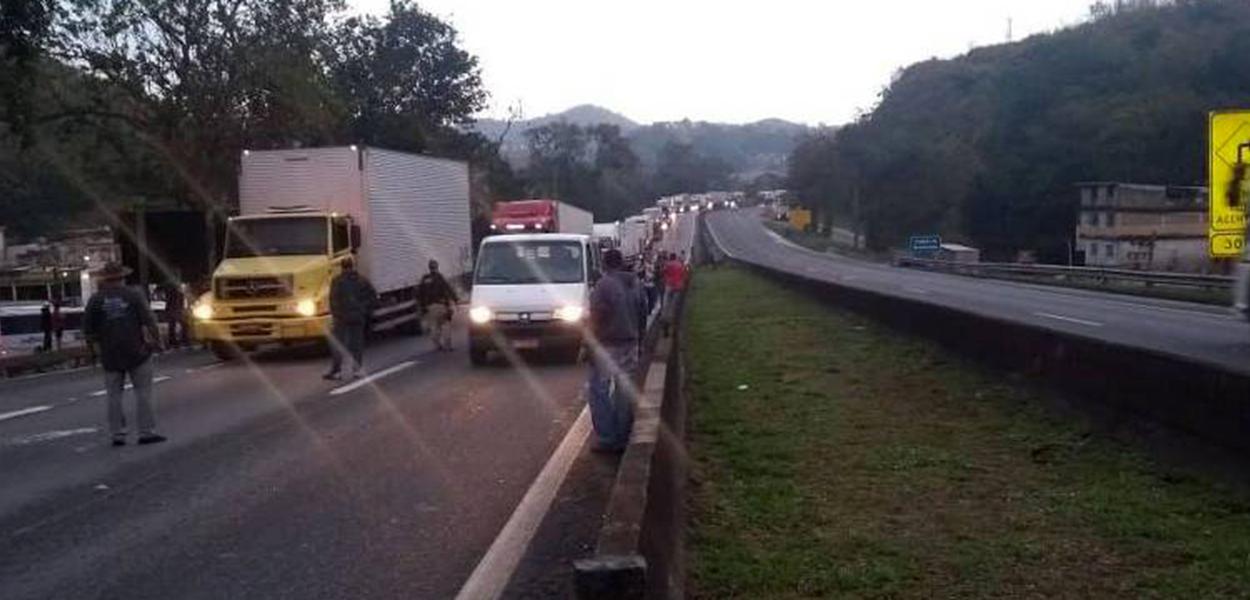 Movimentação de caminhoneiros na Nova Dutra pela tabela do frete (Foto: Divulgação/PRF-RJ) Movimentação de caminhoneiros na Nova Dutra pela tabela do frete