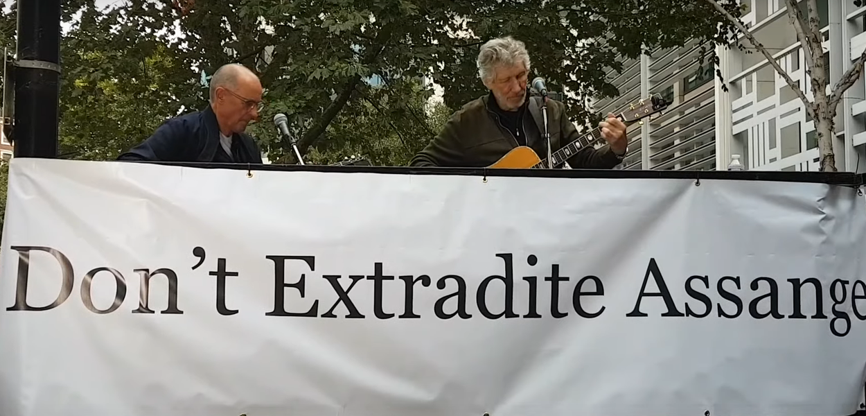 Roger Waters se apresenta em Londres em ato pela liberdade de Julian Assange. (Foto: Reprodução Youtube) Roger Waters se apresenta em Londres em ato pela liberdade de Julian Assange.