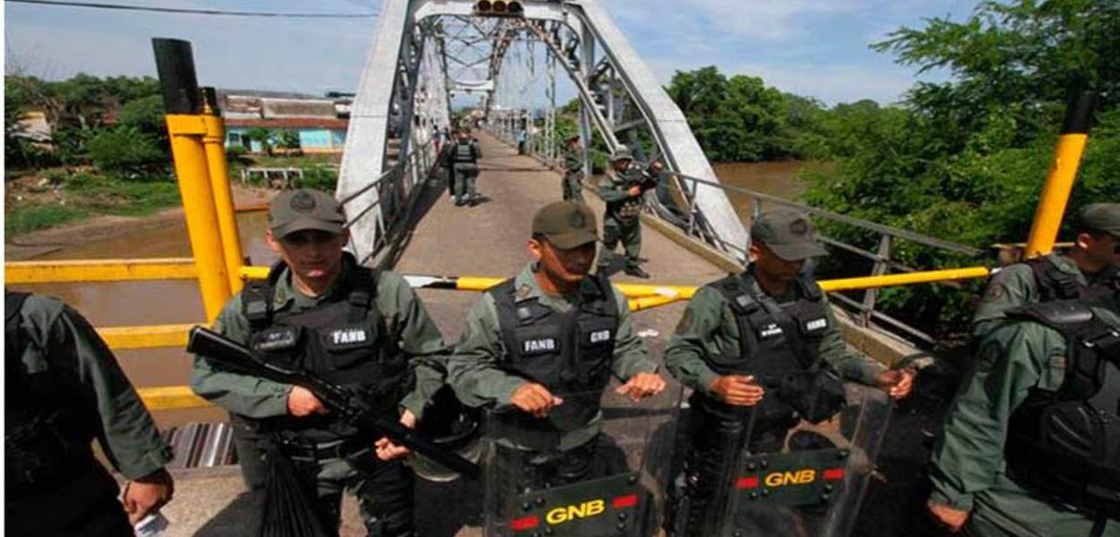 Soldados venezuelanos na fronteira com Colômbia (Foto: Prensa Latina) Soldados venezuelanos na fronteira com Colômbia