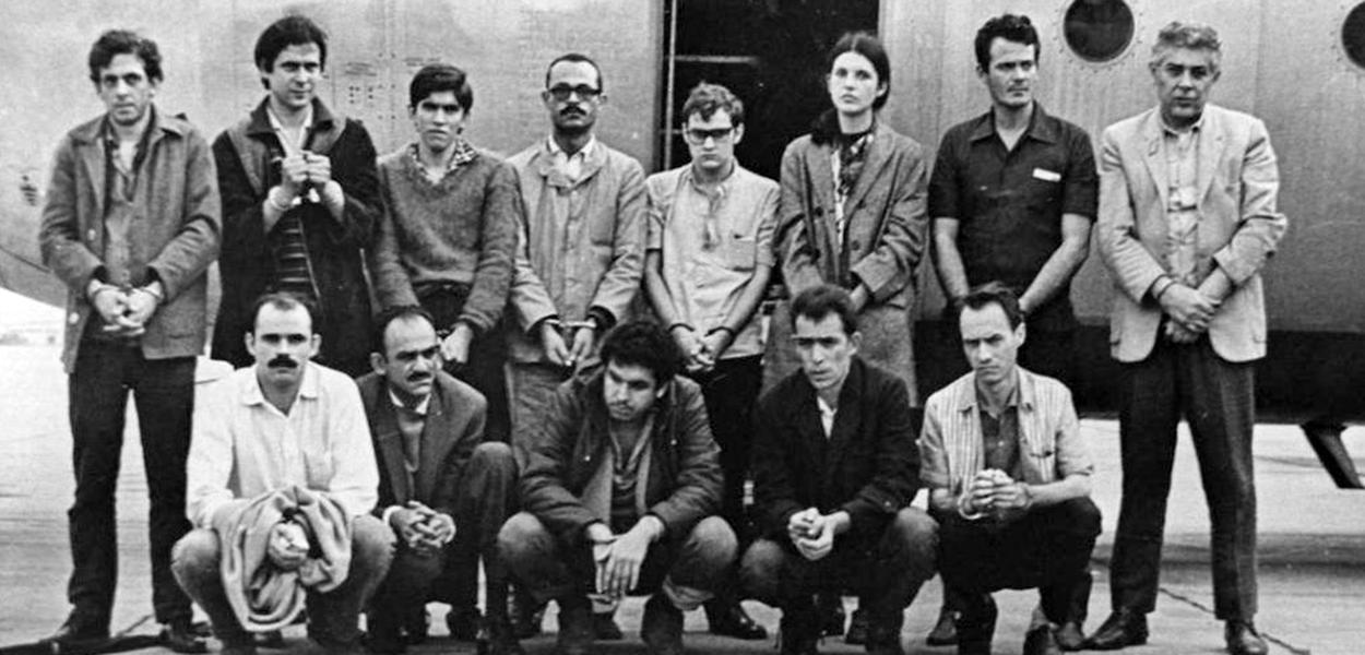 Presos políticos libertados em troca do embaixador: Agnaldo Pacheco da Silva, Flávio Aristides Freitas Tavares, Gregório Bezerra, Ivens Marchetti de Monte Lima, João Leonardo Silva Rocha, José Dirceu de Oliveira e Silva, José Ibrahim, Luiz Gonzaga Travassos da Rosa, Maria Augusta Carneiro Ribeiro, Mário Roberto Galhardo Zaconato, Onofre Pinto, Ricardo Villas Boas de Sá Rêgo, Ricardo Zaratini, Rolando Fratti e Vladimir Gracindo Soares Palmeira. Na foto não aparecem: Gregório Bezerra e Mario Roberto Galhardo Zanconato, que embarcaram no Recife Presos políticos libertados em troca do embaixador: Agnaldo Pacheco da Silva, Flávio Aristides Freitas Tavares, Gregório Bezerra, Ivens Marchetti de Monte Lima, João Leonardo Silva Rocha, José Dirceu de Oliveira e Silva, José Ibrahim, Luiz Gonzaga Travassos da Rosa, Maria Augusta Carneiro Ribeiro, Mário Roberto Galhardo Zaconato, Onofre Pinto, Ricardo Villas Boas de Sá Rêgo, Ricardo Zaratini, Rolando Fratti e Vladimir Gracindo Soares Palmeira. Na foto não aparecem: Gregório Bezerra e Mario Roberto Galhardo Zanconato, que embarcaram no Recife