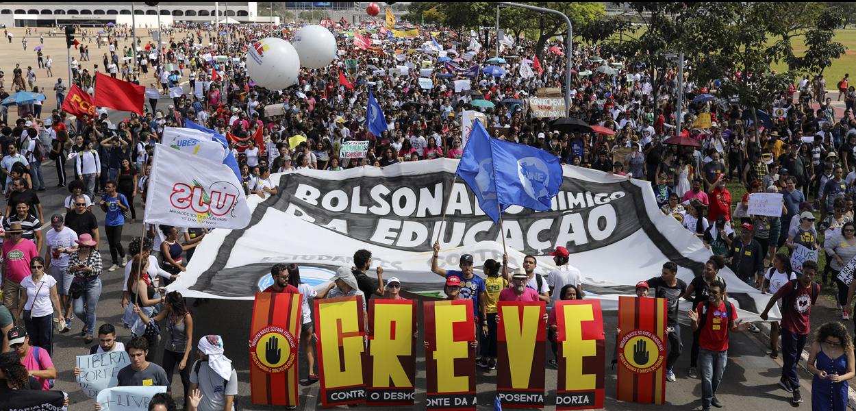 Protesto de Estudantes contra o corte do orçamento da Educação.Hotel. Brasilia, 15-05-2019.Foto: Sérgio Lima/Poder 360 (Foto: Sérgio Lima) Protesto de Estudantes contra o corte do orçamento da Educação.Hotel. Brasilia, 15-05-2019.Foto: Sérgio Lima/Poder 360