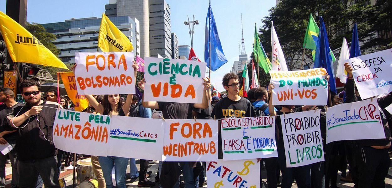 Estudantes saem de preto neste 7 de setembro e gritam: "cara pintada voltou" (Foto: Kboughoff/Cuca da UNE) Estudantes saem de preto neste 7 de setembro e gritam: "cara pintada voltou"