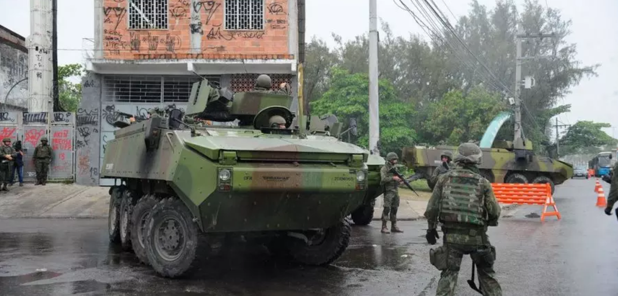 Operação militar em favela (Foto: Tania Regô/Agência Brasil) Operação militar em favela
