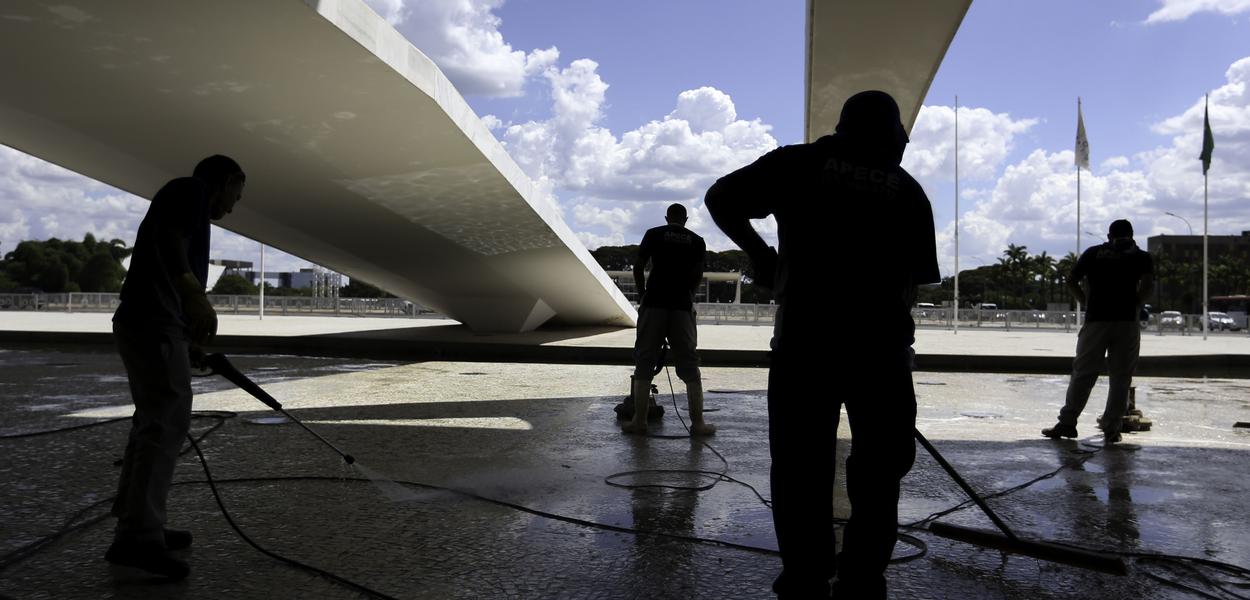 Funcionários fazem limpeza e manutenção no Palácio do Planalto (Foto: Fabio Rodrigues Pozzebom/Agência Brasil) Funcionários fazem limpeza e manutenção no Palácio do Planalto