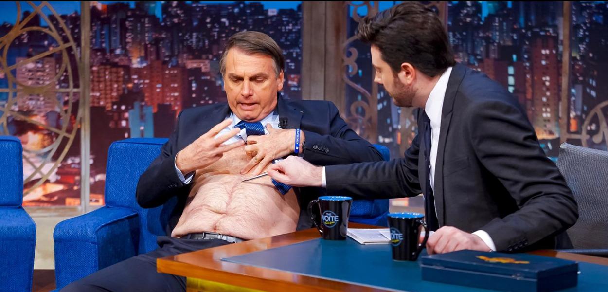 Jair Bolsonaro mostra cicatriz de facada (Foto: Reprodução) Jair Bolsonaro mostra cicatriz de facada