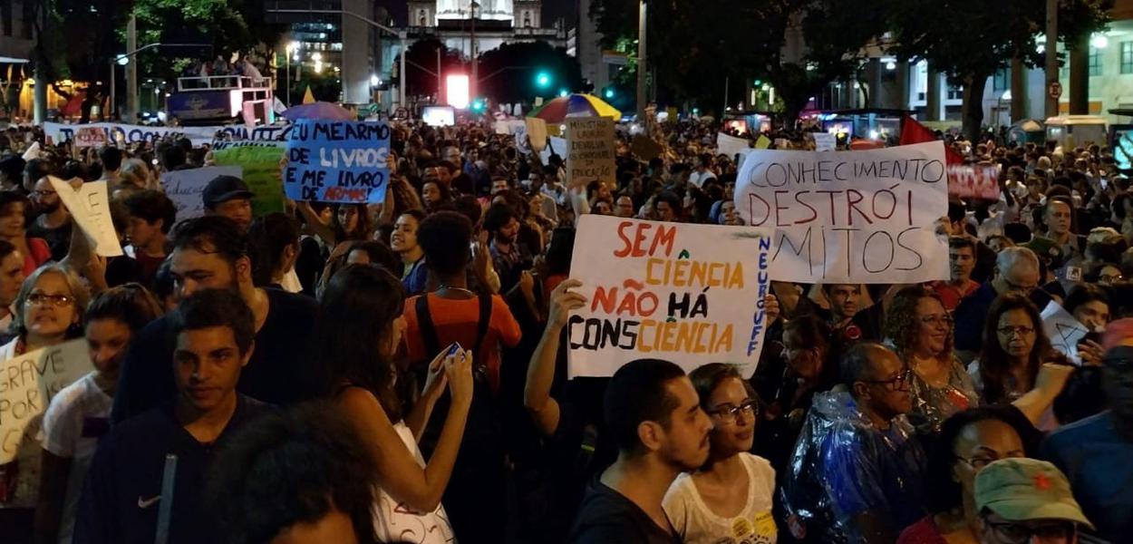 Manifestação por mais verbas para ciência (Foto: Sputnik) Manifestação por mais verbas para ciência