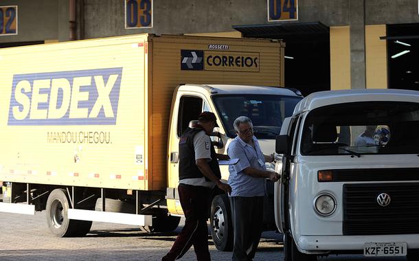 Centro de Tratamento de Encomendas dos Correios em Benfica (Foto: Fernando Frazão/Agência Brasil) Centro de Tratamento de Encomendas dos Correios em Benfica