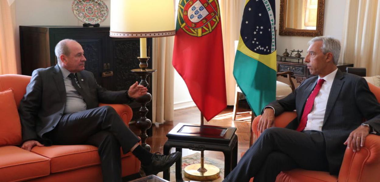 Fernando Azevedo, ministro da Defesa (E), com o ministro da Defesa de Portugal, João Gomes Cravinho (Foto: Sputnik) Fernando Azevedo, ministro da Defesa (E), com o ministro da Defesa de Portugal, João Gomes Cravinho