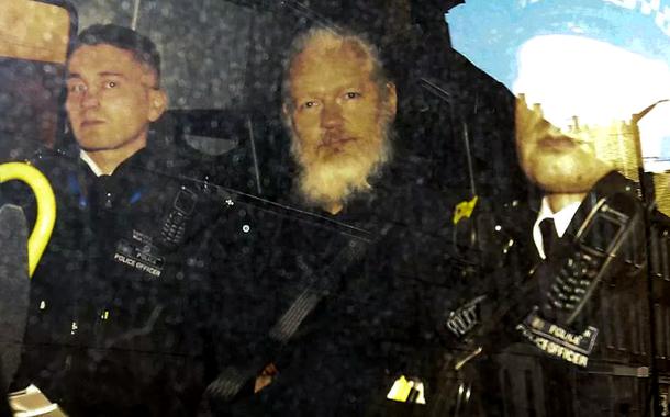 Julian Assange preso em Londres Julian Assange preso em Londres