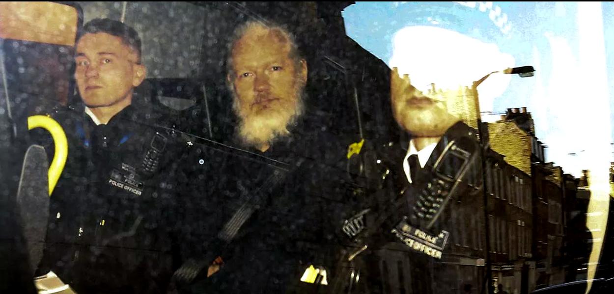 Julian Assange preso em Londres Julian Assange preso em Londres