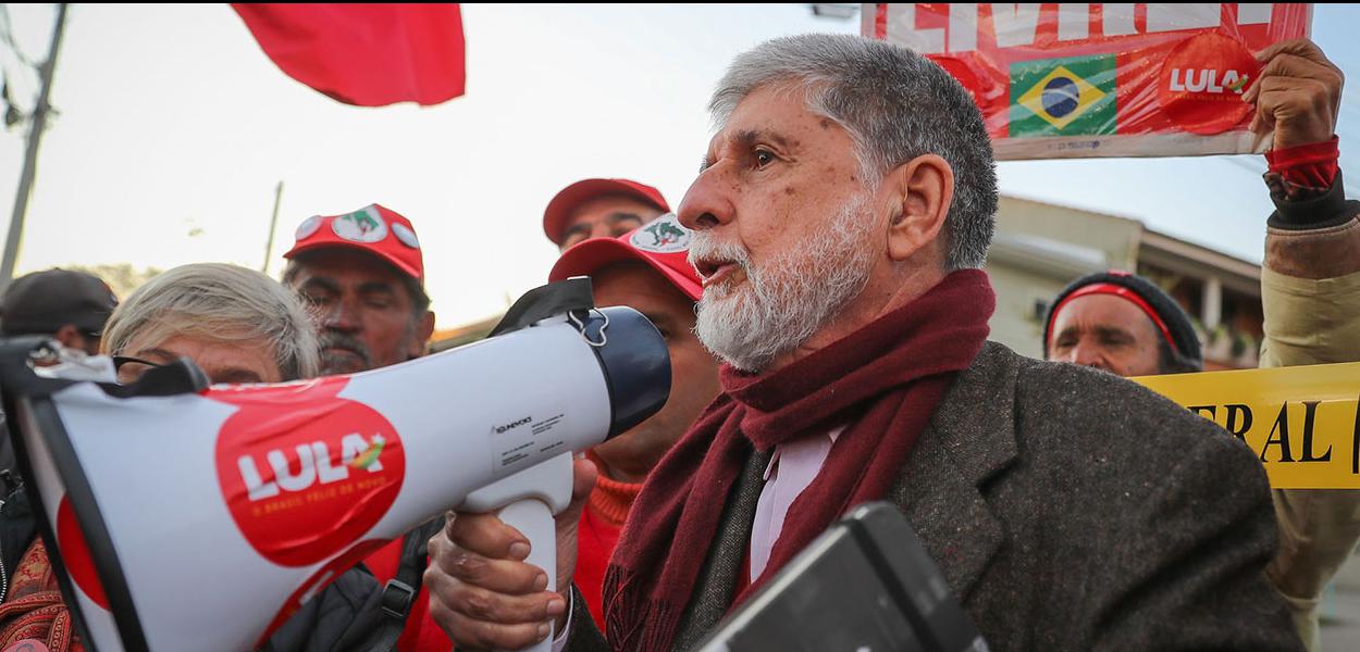 Curitiba (PR), 12/07/2018.Ex-ministro Celso Amorim participa de roda de conversa na VigÃlia Lula Livre nesta quinta-feira (12) antes de visitar Lula nas dependências da PF, em Curitiba. FOTOS: Ricardo Stuckert Curitiba (PR), 12/07/2018.Ex-ministro Celso Amorim participa de roda de conversa na VigÃlia Lula Livre nesta quinta-feira (12) antes de visitar Lula nas dependências da PF, em Curitiba. FOTOS: Ricardo Stuckert
