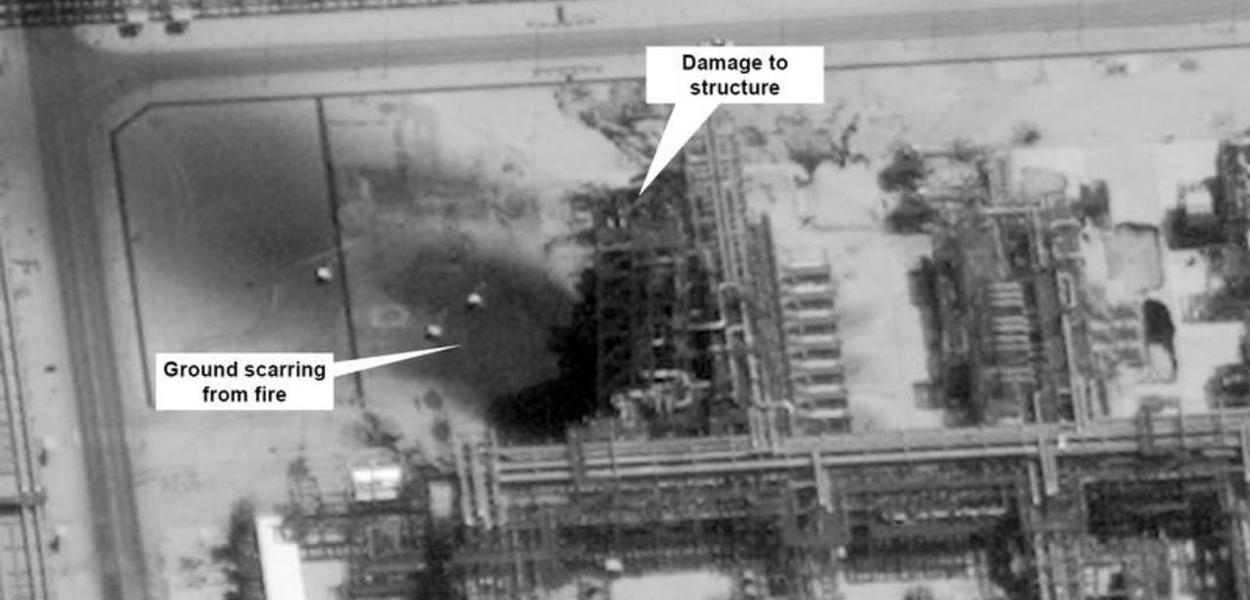 Imagem de satélite mostra danos provocados a instalação de petróleo e gás da Aramco em Khurais (Foto: Governo dos EUA/DigitalGlobe/Divulgação via REUTERS) Imagem de satélite mostra danos provocados a instalação de petróleo e gás da Aramco em Khurais