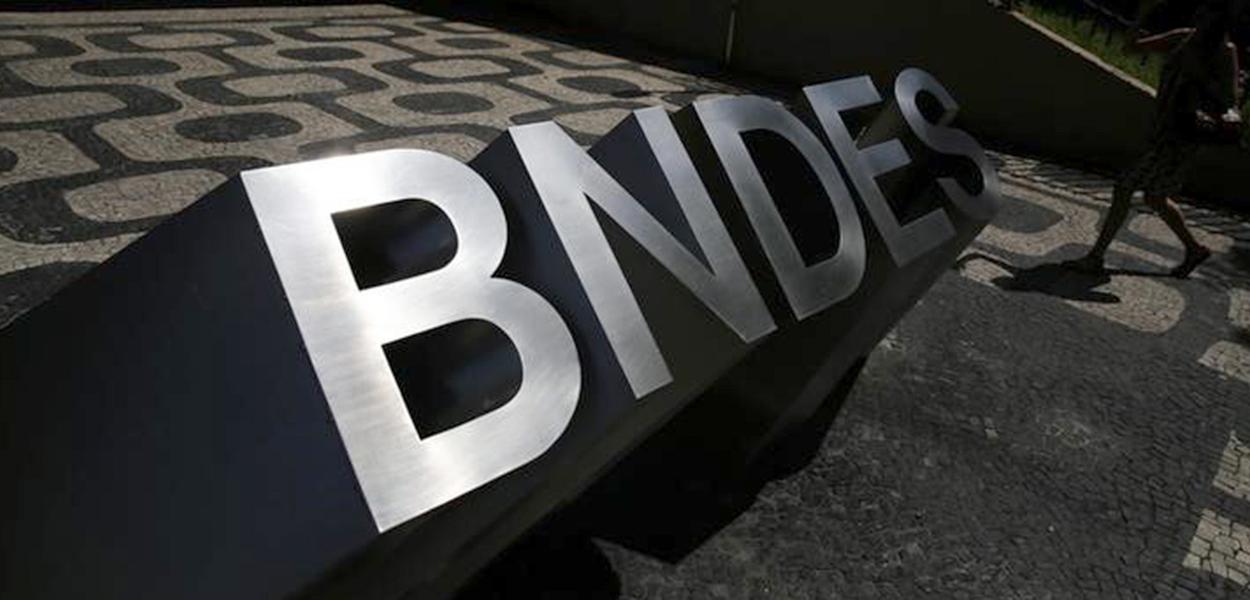 Logo do BNDES na entrada da sede do banco no Rio de Janeiro (Foto: REUTERS/Nacho Doce) Logo do BNDES na entrada da sede do banco no Rio de Janeiro