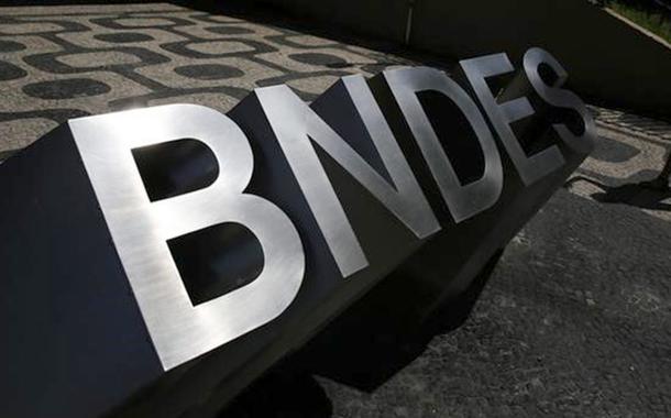 Logo do BNDES na entrada da sede do banco no Rio de Janeiro (Foto: REUTERS/Nacho Doce) Logo do BNDES na entrada da sede do banco no Rio de Janeiro