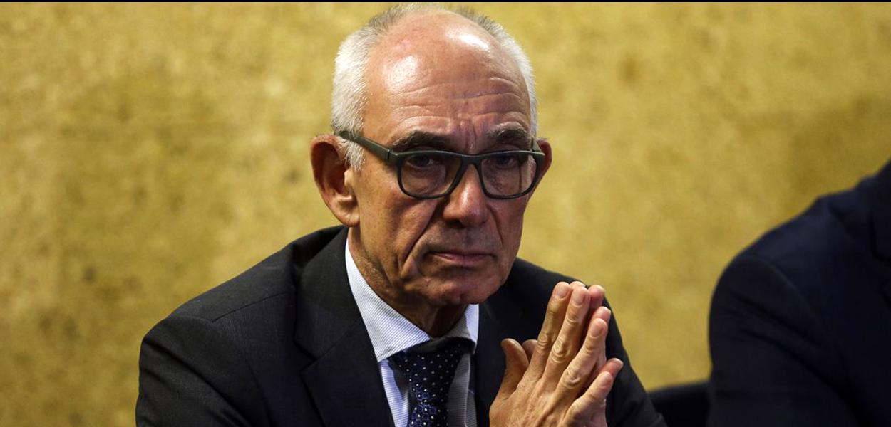 O presidente da Vale, Fabio Schvartsman, após reunião com os ministros de Minas e Energia, Bento Albuquerque, e do Meio Ambiente, Ricardos Salles, fala à imprensa sobre acabar com dez barragens, como a que se rompeu em Brumadinho. (Foto: Valter Campanato/Agência Brasil) O presidente da Vale, Fabio Schvartsman, após reunião com os ministros de Minas e Energia, Bento Albuquerque, e do Meio Ambiente, Ricardos Salles, fala à imprensa sobre acabar com dez barragens, como a que se rompeu em Brumadinho.