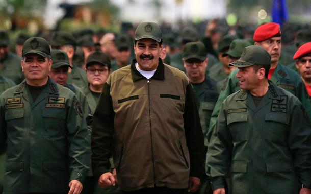 Nicolás Maduro caminha ao lado de militares em uma base de Caracas (Foto: Palácio Miraflores/Divulgação/Reuters) Nicolás Maduro caminha ao lado de militares em uma base de Caracas