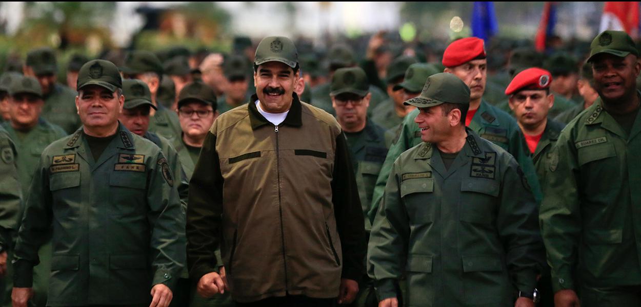 Nicolás Maduro caminha ao lado de militares em uma base de Caracas (Foto: Palácio Miraflores/Divulgação/Reuters) Nicolás Maduro caminha ao lado de militares em uma base de Caracas