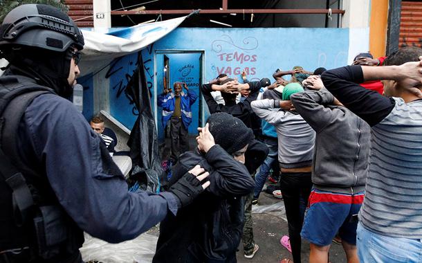 Riot police detain people during a police operation in a neighborhood known to locals as Cracolandia (Crackland), in downtown Sao Paulo, Brazil May 21, 2017. REUTERS/Paulo Whitaker (Foto: PAULO WHITAKER) Riot police detain people during a police operation in a neighborhood known to locals as Cracolandia (Crackland), in downtown Sao Paulo, Brazil May 21, 2017. REUTERS/Paulo Whitaker