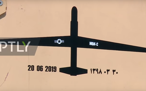 Exibição em Teerã, Irã, de coleção de drones estrangeiros capturados. (Foto: Reprodução YouTube Ruptly) Exibição em Teerã, Irã, de coleção de drones estrangeiros capturados.