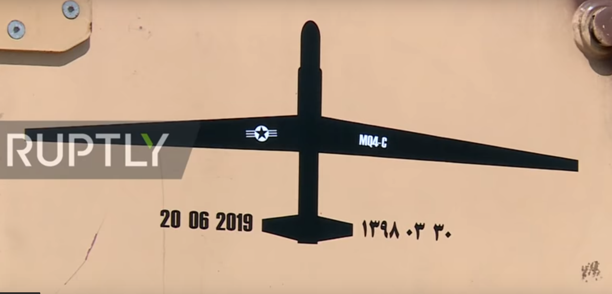 Exibição em Teerã, Irã, de coleção de drones estrangeiros capturados. (Foto: Reprodução YouTube Ruptly) Exibição em Teerã, Irã, de coleção de drones estrangeiros capturados.