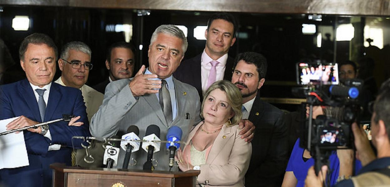 Senadora Selma Arruda (PSL-MT) anuncia sua saída do PSL, e sua filiação ao Podemos. \r\rSenador Major Olimpio (PSL-SP) concede entrevista.\r\rParticipam:\rdeputado José Medeiros (Podemos-MT);\rsenador Alvaro Dias (Podemos-PR);\rsenador Marcos Rogério (DEM-RO); \rsenador Styvenson Valentim (Podemos-RN).\r \rFoto: Roque de Sá/Agência Senado (Foto: Roque de Sá) Senadora Selma Arruda (PSL-MT) anuncia sua saída do PSL, e sua filiação ao Podemos. \r\rSenador Major Olimpio (PSL-SP) concede entrevista.\r\rParticipam:\rdeputado José Medeiros (Podemos-MT);\rsenador Alvaro Dias (Podemos-PR);\rsenador Marcos Rogério (DEM-RO); \rsenador Styvenson Valentim (Podemos-RN).\r \rFoto: Roque de Sá/Agência Senado