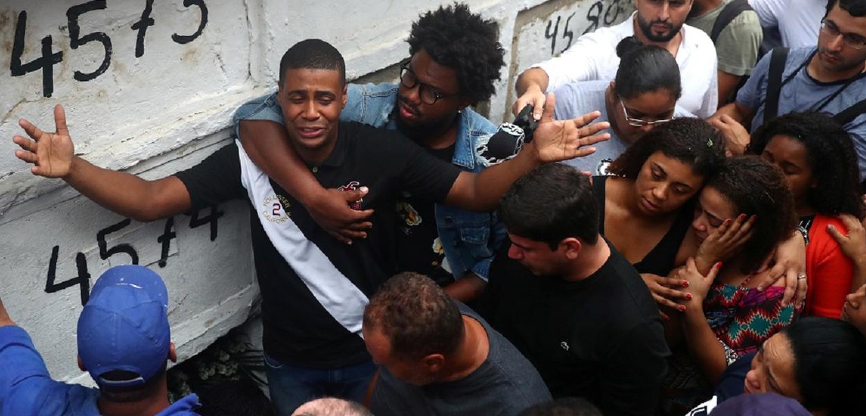 An uncle of 8-year-old Agatha Sales Felix, who was killed by a stray bullet, at the Alemao complex slum during a police operation reacts during her funeral in Rio de Janeiro, Brazil September 22, 2019. REUTERS/Pilar Olivares (Foto: PILAR OLIVARES) An uncle of 8-year-old Agatha Sales Felix, who was killed by a stray bullet, at the Alemao complex slum during a police operation reacts during her funeral in Rio de Janeiro, Brazil September 22, 2019. REUTERS/Pilar Olivares