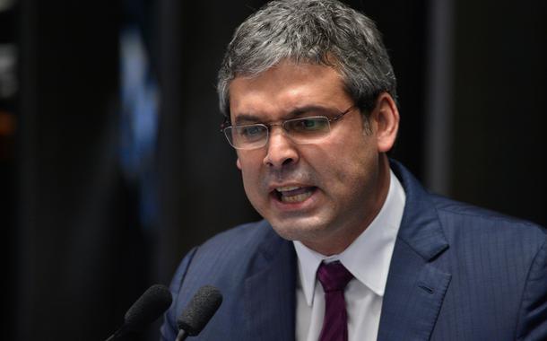 BrasÃlia - Senador Lindbergh Farias durante a defesa da presidenta afastada Dilma Rousseff em sessão de julgamento do impeachment, no Senado (Fabio Rodrigues Pozzebom/Agência Brasil) (Foto: Fabio Rodrigues Pozzebom/Agênci) BrasÃlia - Senador Lindbergh Farias durante a defesa da presidenta afastada Dilma Rousseff em sessão de julgamento do impeachment, no Senado (Fabio Rodrigues Pozzebom/Agência Brasil)