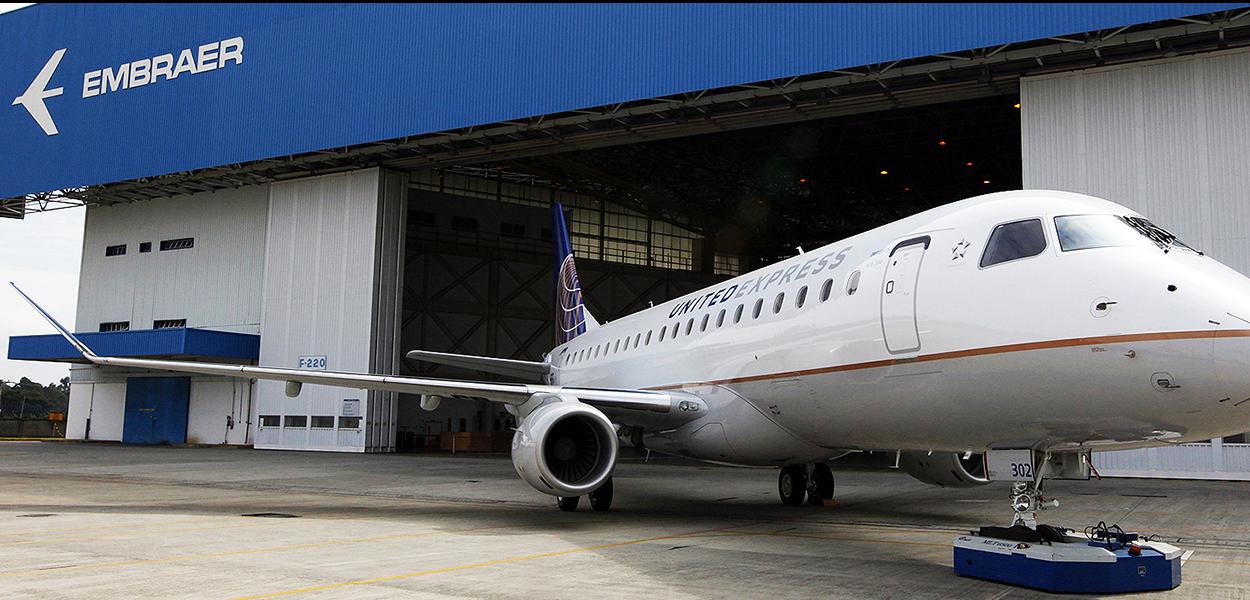Brazilian aircraft manufacturer Embraer unveils its new regional jet E-175, in Sao Jose dos Campos, north of Sao Paulo March 12, 2014. Brazilian planemaker Embraer SA said on Wednesday its latest E-175 regional jet has achieved a 6.4 percent improvement in fuel efficiency over the original model, more than the 5 percent improvement the company had expected. REUTERS/Paulo Whitaker (BRAZIL - Tags: BUSINESS TRANSPORT) (Foto: PAULO WHITAKER) Brazilian aircraft manufacturer Embraer unveils its new regional jet E-175, in Sao Jose dos Campos, north of Sao Paulo March 12, 2014. Brazilian planemaker Embraer SA said on Wednesday its latest E-175 regional jet has achieved a 6.4 percent improvement in fuel efficiency over the original model, more than the 5 percent improvement the company had expected. REUTERS/Paulo Whitaker (BRAZIL - Tags: BUSINESS TRANSPORT)