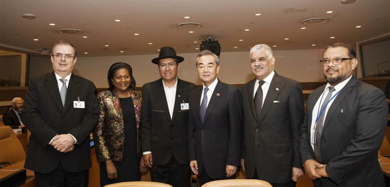 Chanceleres da China e Celac (Foto: Xinhua) Chanceleres da China e Celac