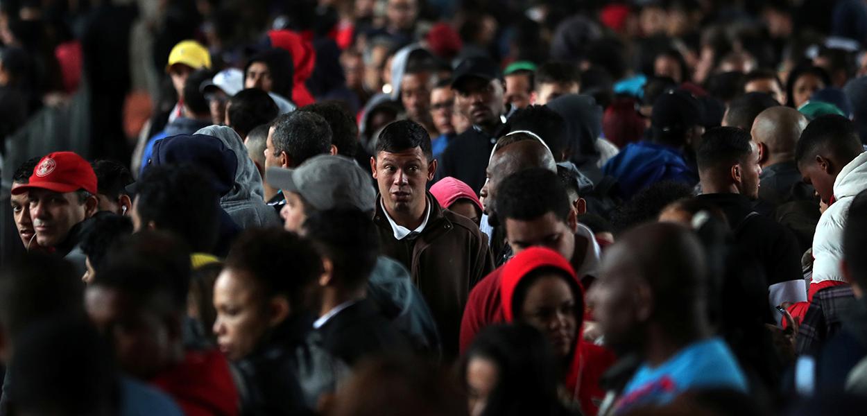 Pessoas fazem fila em busca de oportunidades de emprego no centro de São Paulo (Foto: REUTERS/Paulo Whitaker) Pessoas fazem fila em busca de oportunidades de emprego no centro de São Paulo