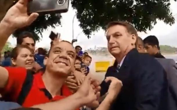 Jair Bolsonaro tira foto ao lado de apoiador (Foto: Reprodução) Jair Bolsonaro tira foto ao lado de apoiador