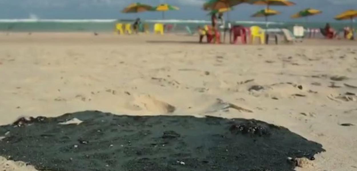 Mancha de petróleo toma conta de praias do Nordeste (Foto: Reprodução/TV Gazeta) Mancha de petróleo toma conta de praias do Nordeste