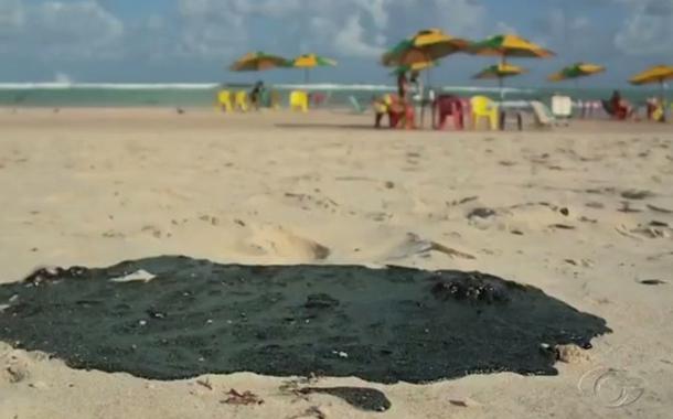 Mancha de petróleo toma conta de praias do Nordeste (Foto: Reprodução/TV Gazeta) Mancha de petróleo toma conta de praias do Nordeste