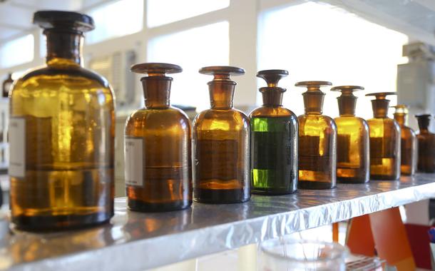 Medicamentos em laboratório (Foto: Sabrina Bernardo) Medicamentos em laboratório