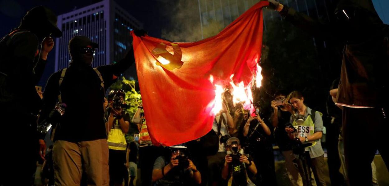 Manifestação anti-China nos EUA (Foto: Tyrone Siu/ Reuters) Manifestação anti-China nos EUA