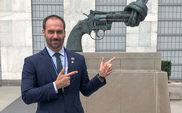 Eduardo Bolsonaro faz gesto de arma em frente a monumento pela paz (Foto: Reprodução) Eduardo Bolsonaro faz gesto de arma em frente a monumento pela paz