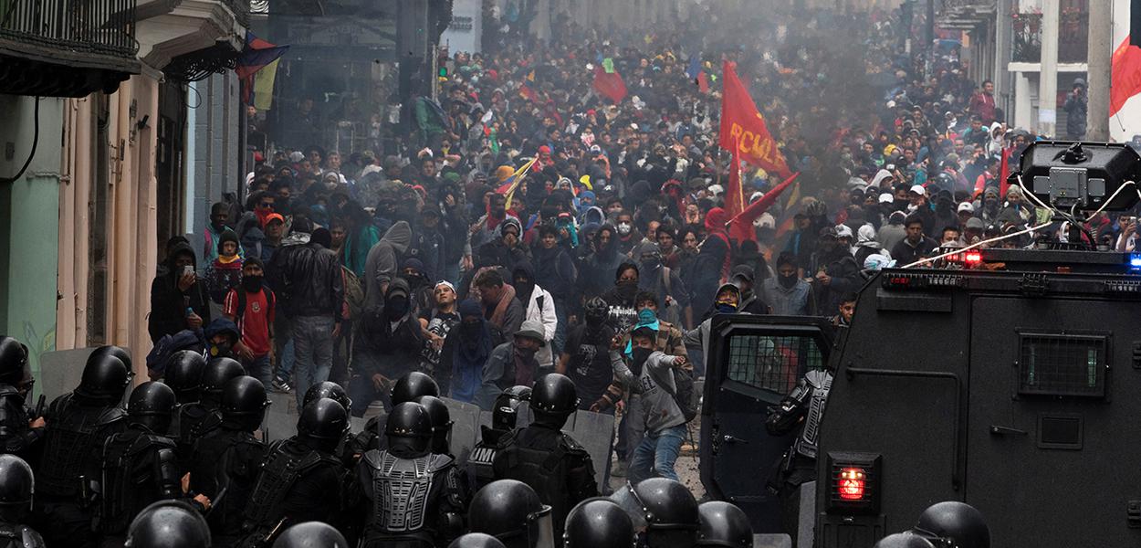 Manifestantes entram em confronto com tropa de choque em Quito (Foto: REUTERS/Ivan Castaneira) Manifestantes entram em confronto com tropa de choque em Quito