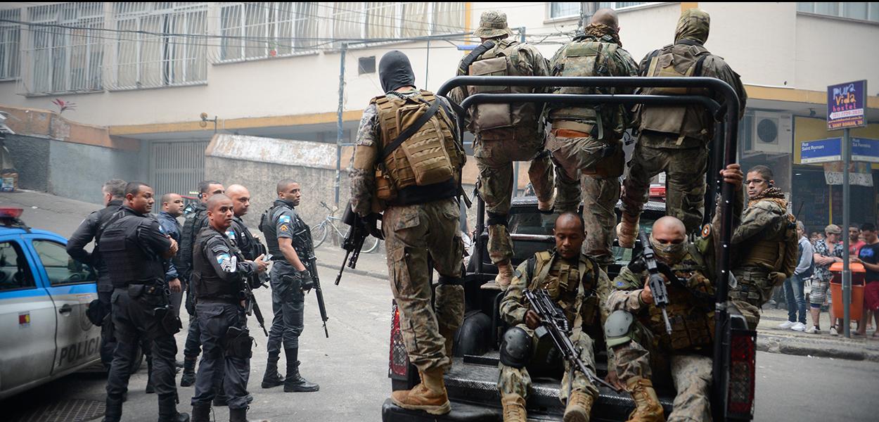 Operação policial na favela (Foto: Fernando Frazão/Agência Brasil) Operação policial na favela