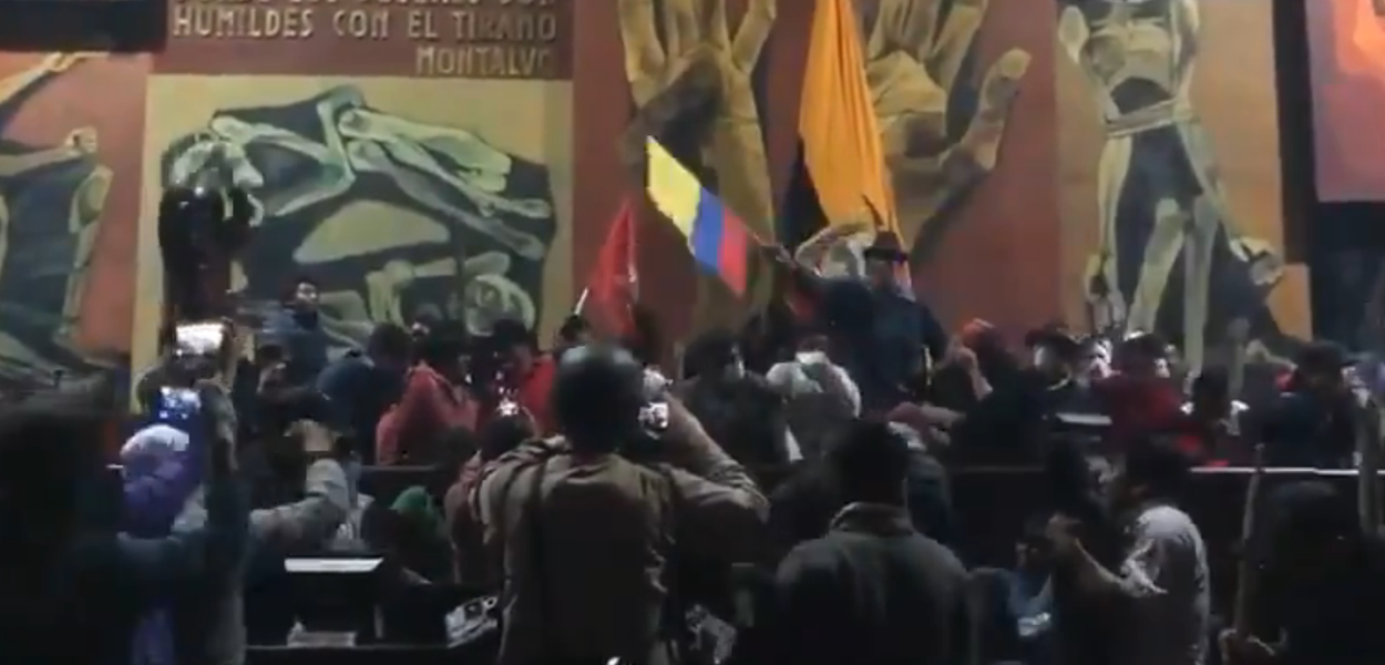 Manifestantes invadem Assembleia Nacional do Equador (Foto: Reprodução Twitter) Manifestantes invadem Assembleia Nacional do Equador