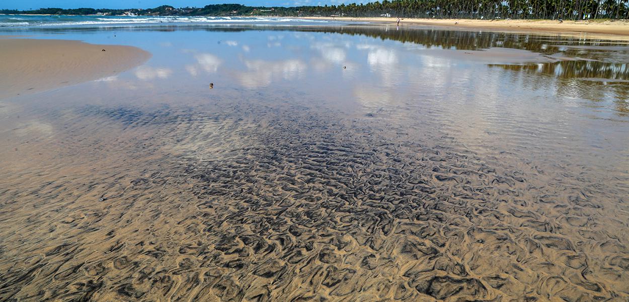 Mancha de óleo na praia do Paiva, em Pernambuco (Foto: REUTERS/Diego Nigro) Mancha de óleo na praia do Paiva, em Pernambuco