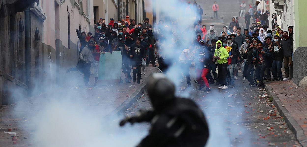 Manifestantes entram em confronto com forças de segurança em Quito (Foto: REUTERS/Ivan Alvarado) Manifestantes entram em confronto com forças de segurança em Quito