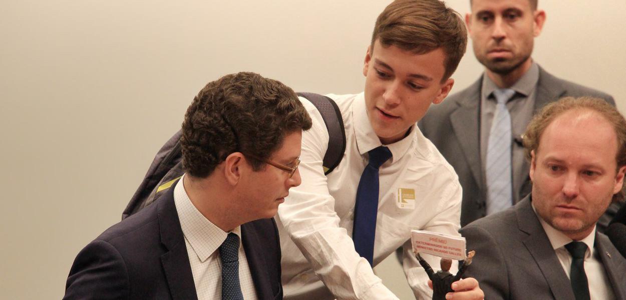O ministro Ricardo Salles, do Meio Ambiente, recebe ao vivo o troféu de EXTERMINADOR DO FUTURO, na Câmara dos Deputados. (Foto: Henrique Medeiros / Mídia NINJA) O ministro Ricardo Salles, do Meio Ambiente, recebe ao vivo o troféu de EXTERMINADOR DO FUTURO, na Câmara dos Deputados.