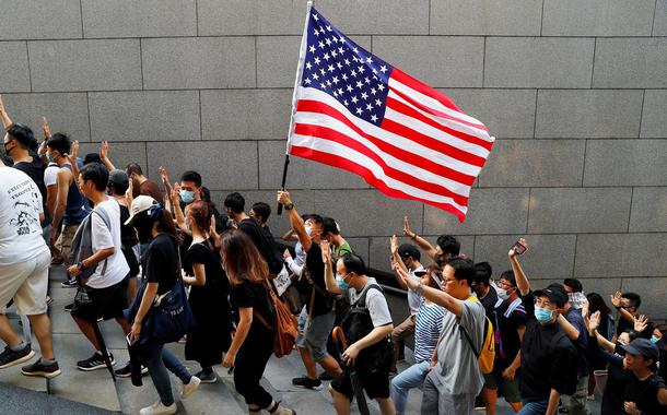 Manifestantes em Hong Kong, China, com bandeira dos Estados Unidos. (Foto: Anushree Fadnavis/Reuters) Manifestantes em Hong Kong, China, com bandeira dos Estados Unidos.